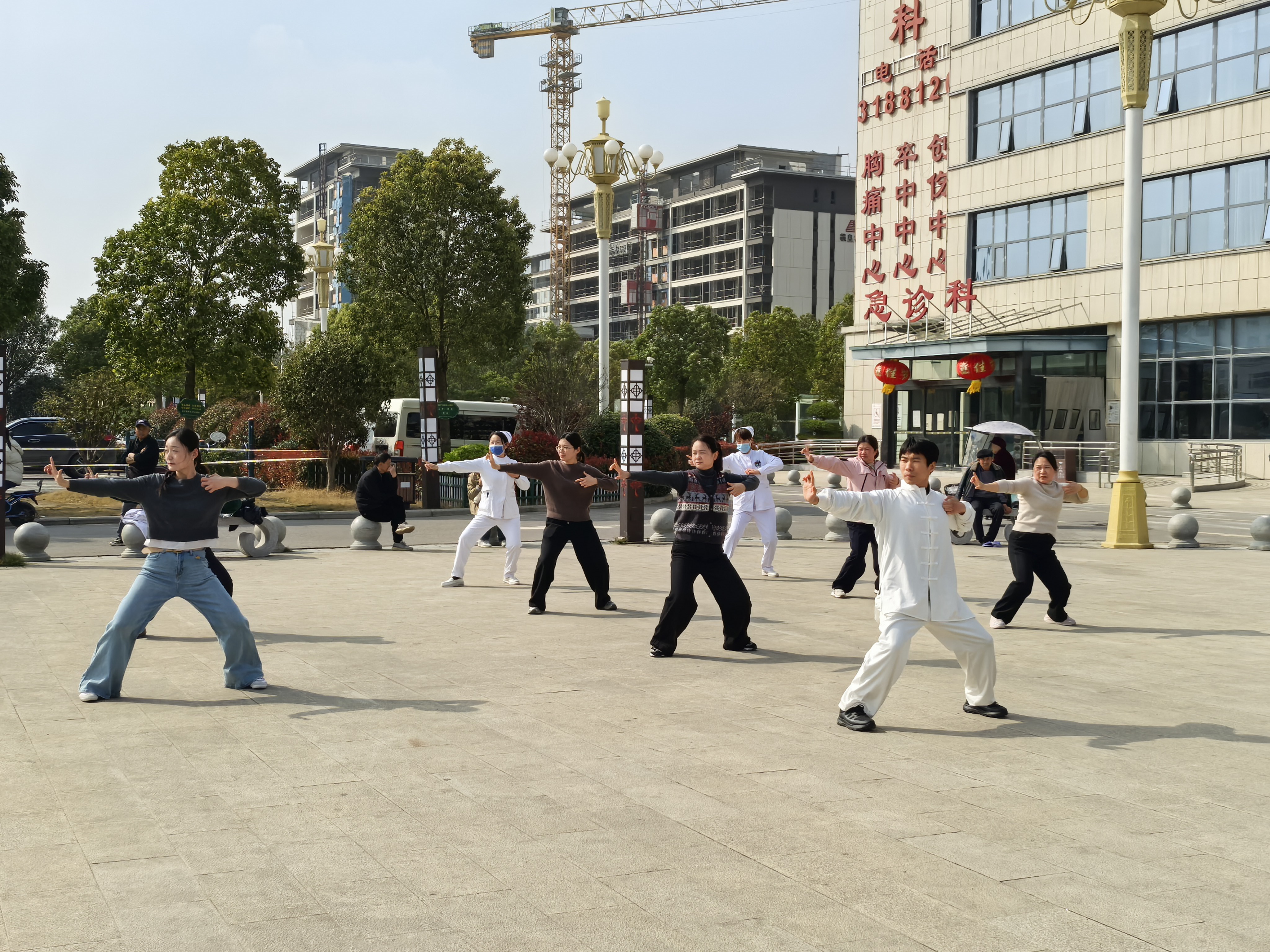 练起来~郸城县中医院八段锦“养生局”邀您加入！